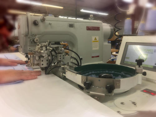 Robenson Programmable button sew machine with robot